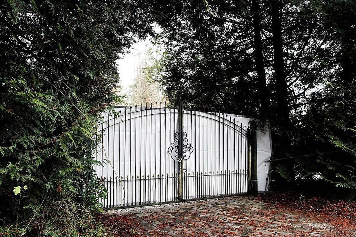 El frente de la casa de los duques de Sussex en Vancouver, cubierto por una lona