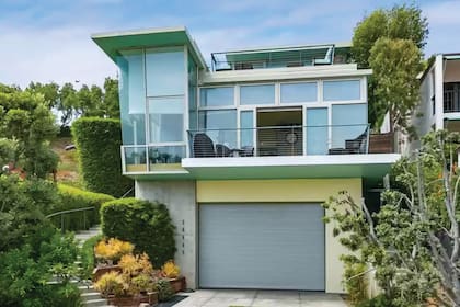El frente de la casa de Stewart en Laguna Beach, en la exclusiva Malibú. La actriz había intentado venderla el año pasado y no lo logró. Ahora pide por ella un millón de dólares menos.