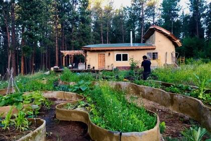 El frente de la casa que construyó la pareja por las noches cuando salía de trabajar