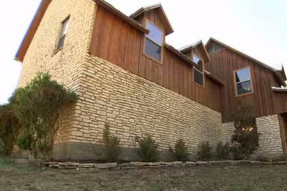El frente de la casa tras apenas haber podado los árboles. Imagen: HGTV