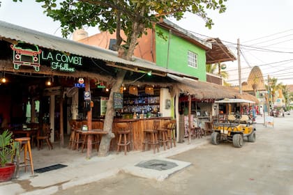 El frente de La Combi Holbox, el bar donde Luana Volnovich y Martín Rodríguez fueron filmados por un turista argentino
