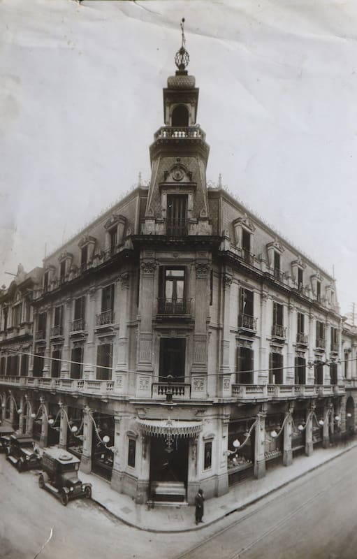 El frente de la Confitería del Gas, en Rivadavia 801.