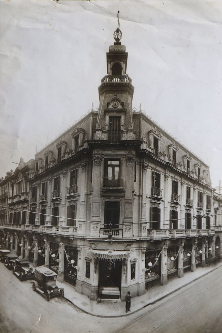 El frente de la Confitería del Gas, en Rivadavia 801.