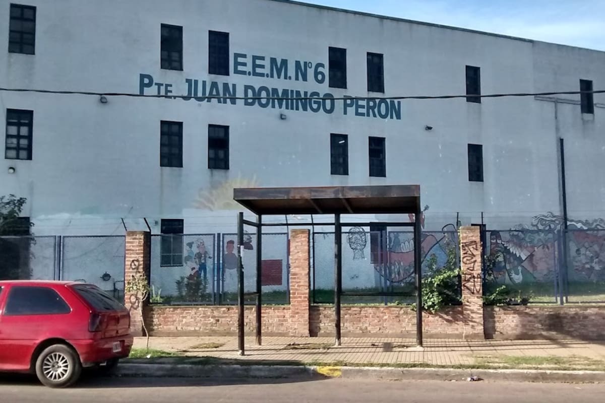 El frente de la escuela a donde asisten la víctima y sus agresores