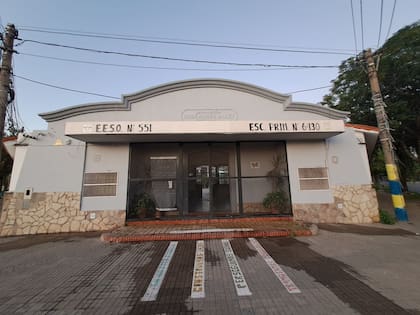 El frente de la escuela baleada en Rosario