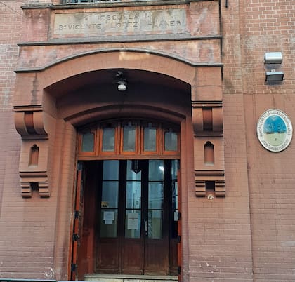 El frente de la escuela, sobre calle Güemes.