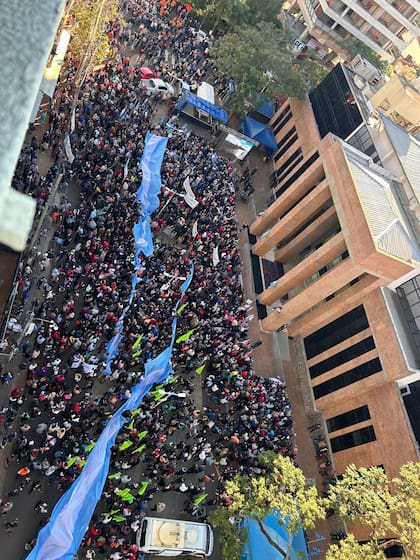 El frente de la Legislatura en la tarde de este jueves. Banderas argentinas y la consigna de la marcha del "30M Por la Paz", que impulsó el oficialismo.