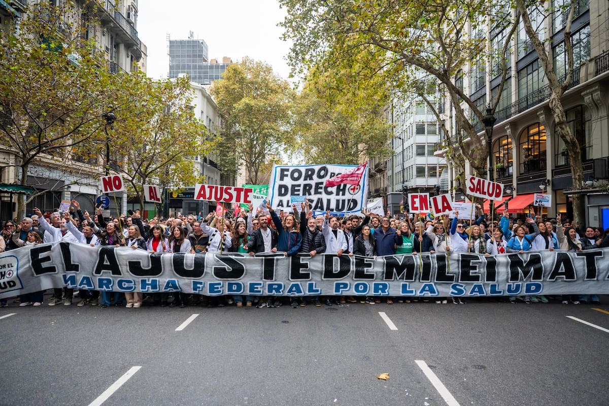 El frente de la marcha entre el Ministerio de Salud y la Plaza de Mayo