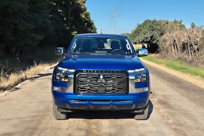 El frente de la Mitsubishi L200 luce imponente