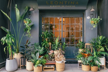 El frente de la primera tienda de Leontina.