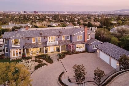 El frente de la propiedad, ubicada en Pacific Palisades, un barrio residencial de Los Ángeles.
