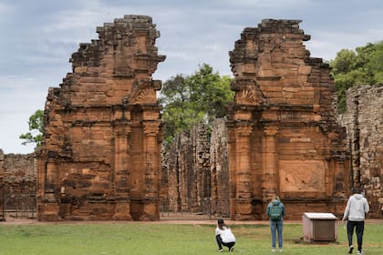 El frente de lo que era la iglesia es la postal clásica de las Ruinas de San Ignacio.