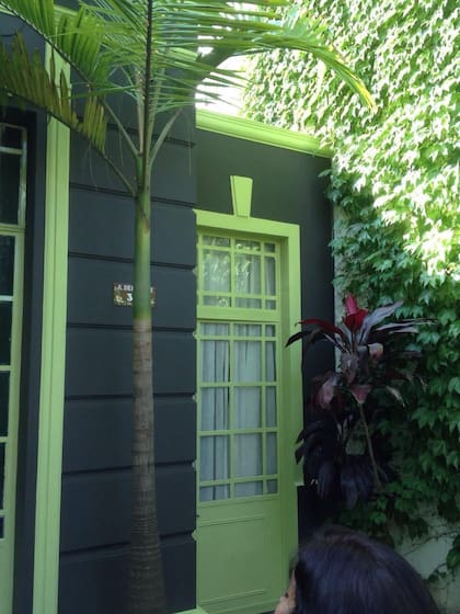 El frente de su antigua casa en Martínez, que llamaba la atención por la audaz elección de colores sobre una base antigua