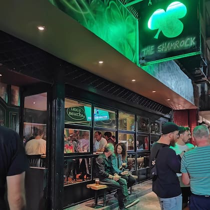 El frente de The Shamrock Bar & Basement, en la calle Rodríguez Peña