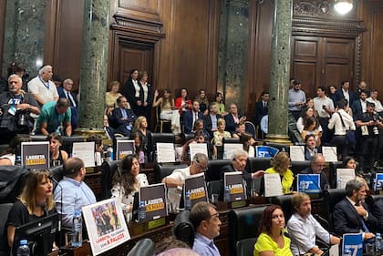 El Frente de Todos Porteño recibió al Jefe de Gobierno de la Ciudad, Horacio Rodríguez Larreta, con carteles criticando su gestión: "Larreta es Mafia", en la Apertura de Sesiones Ordinarias en la Legislatura Porteña.