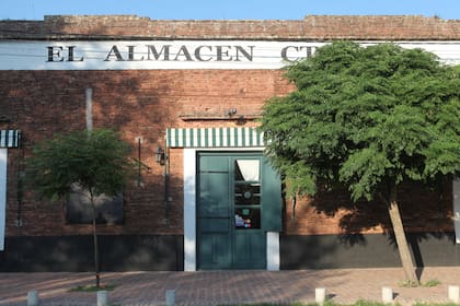 El frente del almacén, del otro lado, las vías del tren.