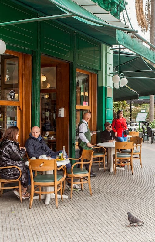 El frente del bar, en la icónica esquina de avenida Quintana y Roberto M. Ortiz