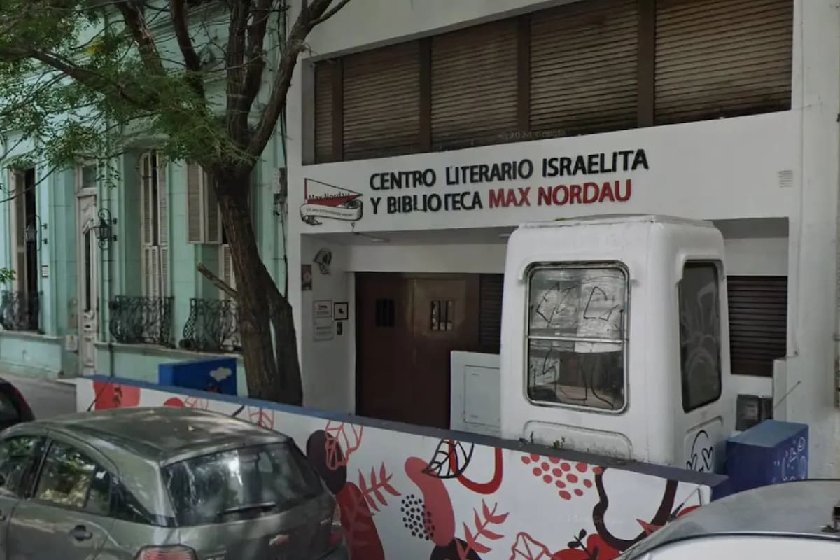 El frente del centro literario y biblioteca sufrió destrozos - 0221
