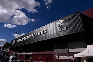 Un niño está internado en grave estado luego de que se le cayera un arco de fútbol