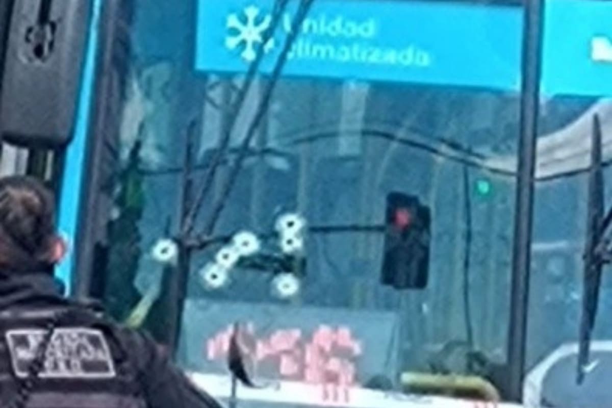 El frente del colectivo en Rosario, con los siete balazos que mataron al chofer