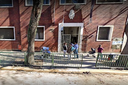El frente del colegio al que asistía la niña que murió el lunes.