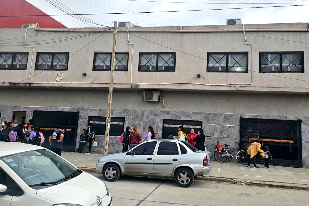 El frente del colegio en Laferrere, donde una chica atacó a una compañera con una navaja