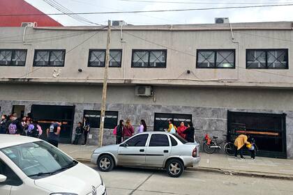 El frente del colegio en Laferrere, donde una chica atacó a una compañera con una navaja