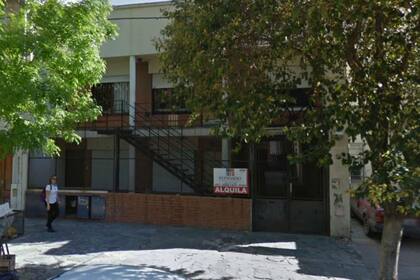 El frente del complejo de departamentos donde ocurrió el crimen, en calle 2 al 1400, en La Plata