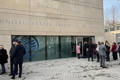El frente del "Donald J. Trump Instituto de la Paz de Estados Unidos", en Washington, antes de la sesión inaugural del Consejo de la Paz en la que participará el presidente Javier Milei.