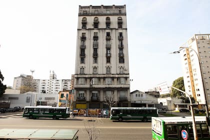 El frente del edificio en Paseo Colón