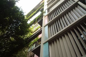 El frente del edificio Los Eucaliptus tiene parasoles móviles de madera