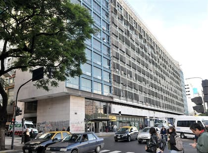 El frente del edificio, que ahora pertenece al Banco Hipotecario, en Carlos Pellegrini entre Sarmiento y Perón