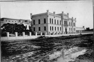 El frente del establecimiento, sobre la calle del Chavango, actual avenida Las Heras.