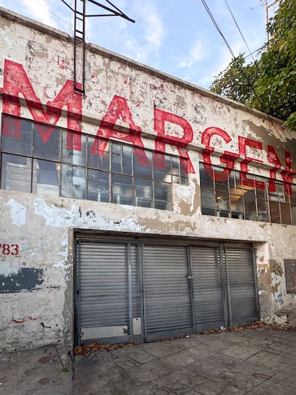 El frente del ex taller mecánico, hoy devenido estudio.