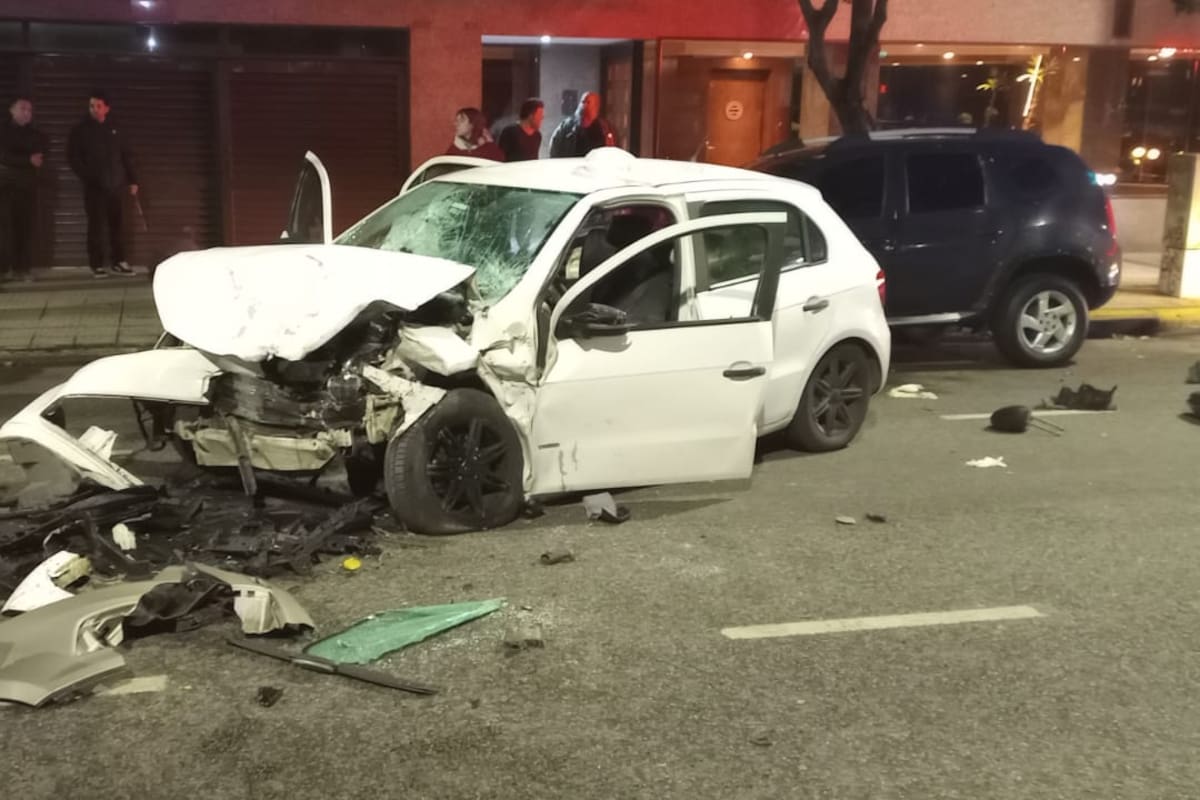 El frente del Gol color blanco también quedó destruido