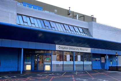 El frente del Hospital de la Universidad de Croydon, en el sur de Londres, donde se entregó el primer lote de vacunas Covid-19, en el área