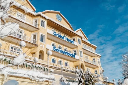 El frente del hotel que rentó el monarca tailandés