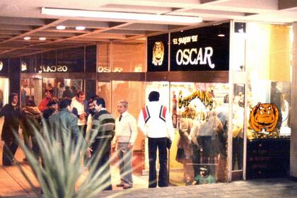 El frente del local "El Jardín de Oscar", siempre con público esperando ser atendido