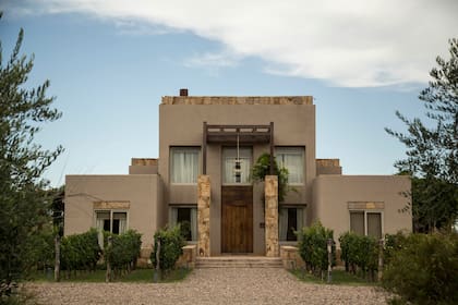 El frente del lodge rodeado de viñas.