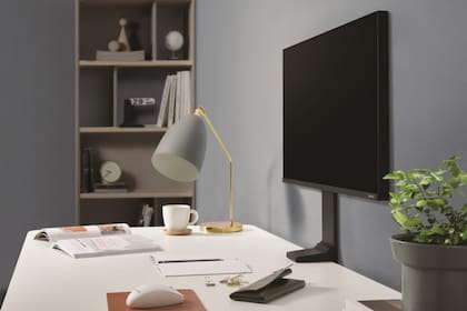 El frente del monitor es totalmente despojado apartando, incluso, el logo de la marca hacia uno de los laterales lo cual ofrece una experiencia visual optima y sin distracciones