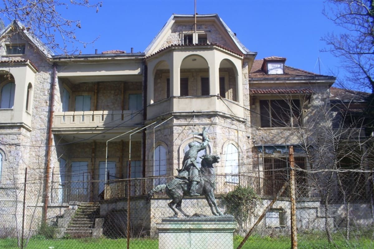 El frente del Palacio Tatoi, la última residencia oficial de los reyes de Grecia.
