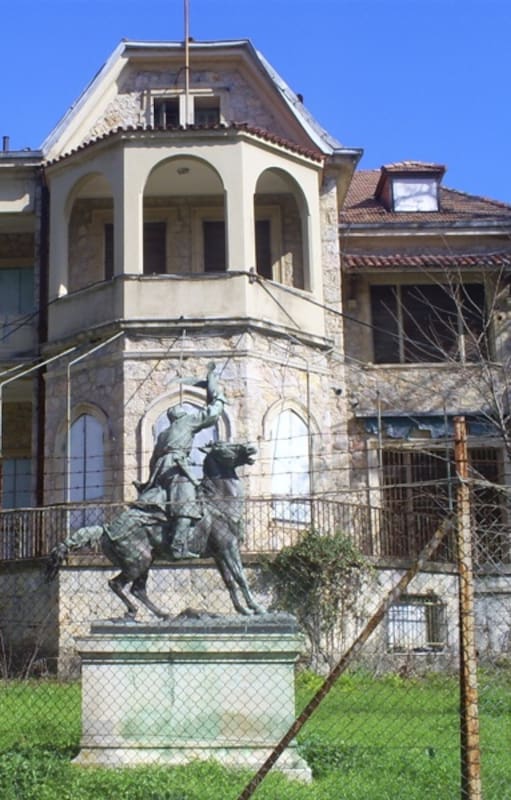 El frente del Palacio Tatoi, la última residencia oficial de los reyes de Grecia.