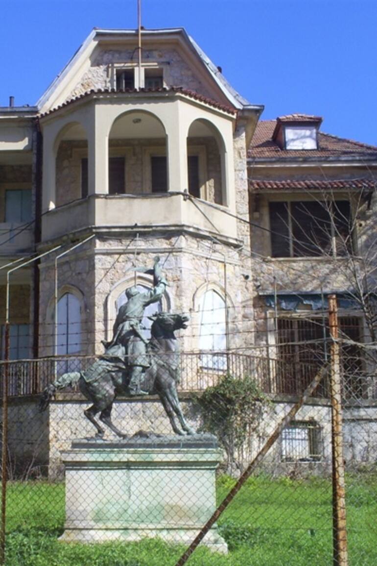 El frente del Palacio Tatoi, la última residencia oficial de los reyes de Grecia.