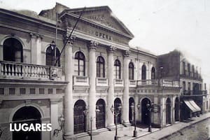 El frente del primitivo Teatro Ópera tal como lucía hacia 1880, antes de la remodelación de Jules Dormal.