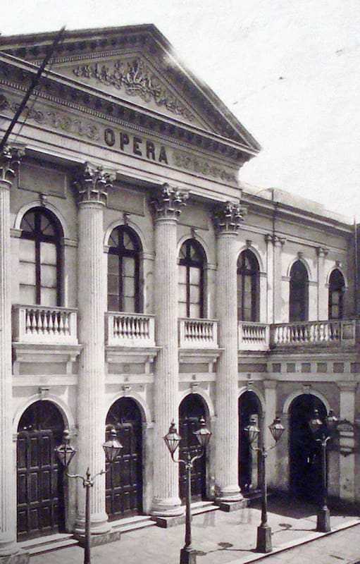 El frente del primitivo Teatro Ópera tal como lucía hacia 1880, antes de la remodelación de Jules Dormal.