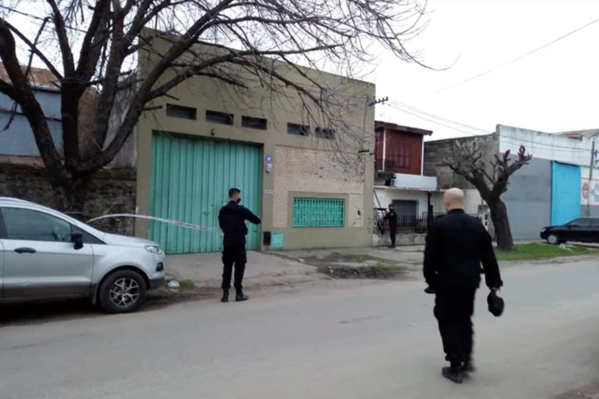 El frente del taller de Garay al 3500, Rosario, donde asesinaron a balazos al mecánico Argüelles, testigo protegido en una causa narco