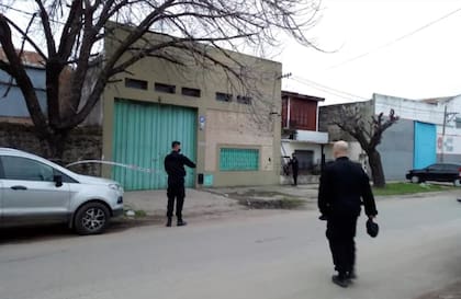 El frente del taller de Garay al 3500, Rosario, donde asesinaron a balazos al mecánico Argüelles, testigo protegido en una causa narco