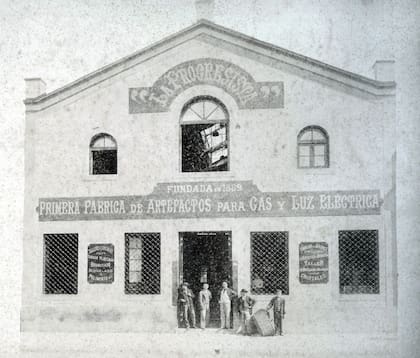 El frente del taller de “La Progresista” sobre la calle Riobamba 336, hacia finales del siglo XIX.