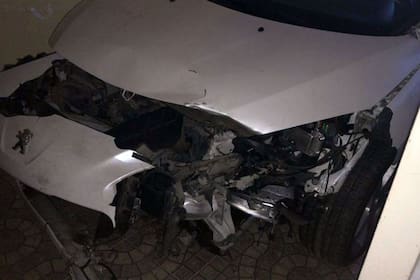 El frente del vehículo en el que viajaba la familia quedó destruído luego de atropellar al jabalí. De acuerdo con el testimonio del policía que los auxilió, hubo otros cuatro accidentes con chanchos salvajes en la misma semana