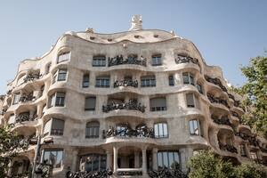 El frente ondulado de La Pedrera, o Casa Milà, alegoría de las olas del Mediterráneo, otro hito en la obra modernista de Gaudí, considerada la vivienda más relevante.